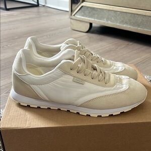 DKNY CREAM AND WHITE RETRO JOGGER SNEAKERS - LIKE NEW